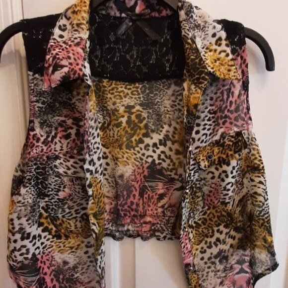 Sleeveless, button up, tie in front, pockets, black onyx buttons and lace blouse - Picture 2 of 7